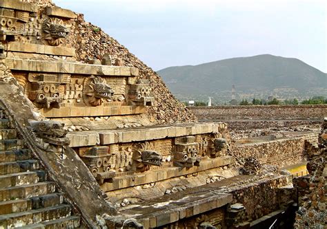 Le Templo de la Serpiente Emplumée: Un Vestige Mystérieux du Passé Mexicain!